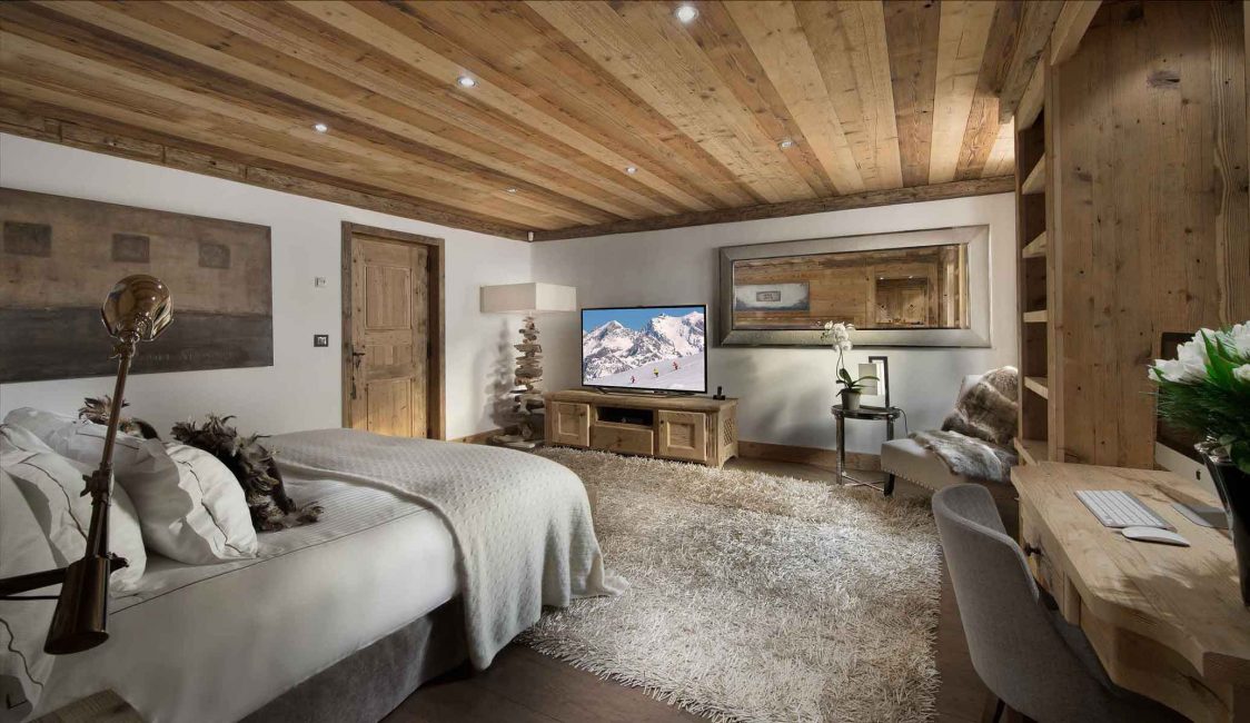 Quarto confortável com área de trabalho