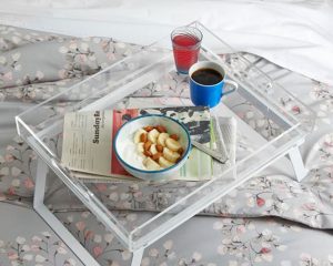 Mesa de café da manhã na cama faça você mesmo: modelos práticos para conforto