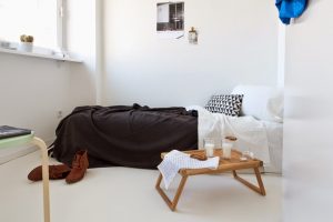 Mesa de café da manhã na cama faça você mesmo: modelos práticos para conforto