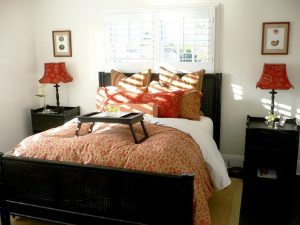 Mesa de café da manhã na cama faça você mesmo: modelos práticos para conforto