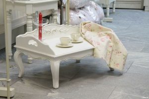 Mesa de café da manhã na cama faça você mesmo: modelos práticos para conforto