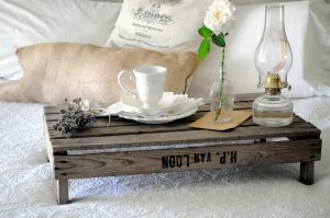 Mesa de café da manhã na cama faça você mesmo: modelos práticos para conforto
