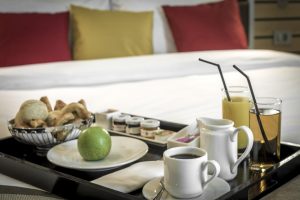Mesa de café da manhã na cama faça você mesmo: modelos práticos para conforto