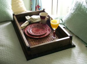 Mesa de café da manhã na cama faça você mesmo: modelos práticos para conforto