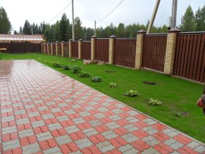 Passarelas no país de telhas de pavimentação - Design de um belo pátio (120+ fotos)