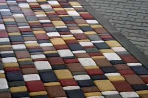 Passarelas no país de telhas de pavimentação - Design de um belo pátio (120+ fotos)