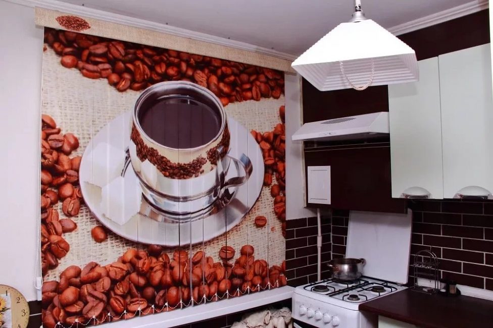 Design incomum da janela da cozinha