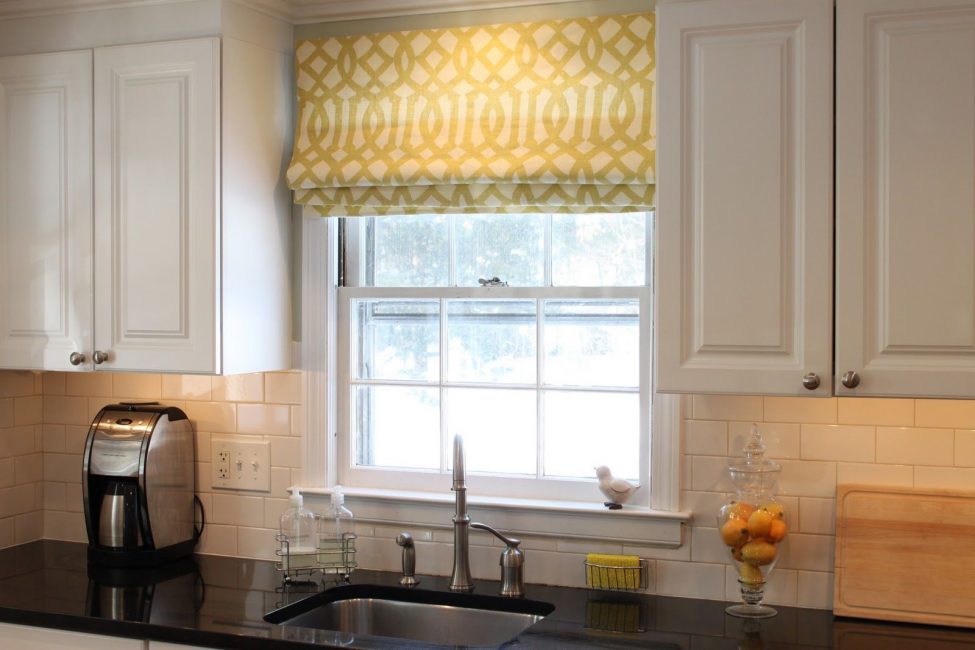 Cortinas romanas na cozinha
