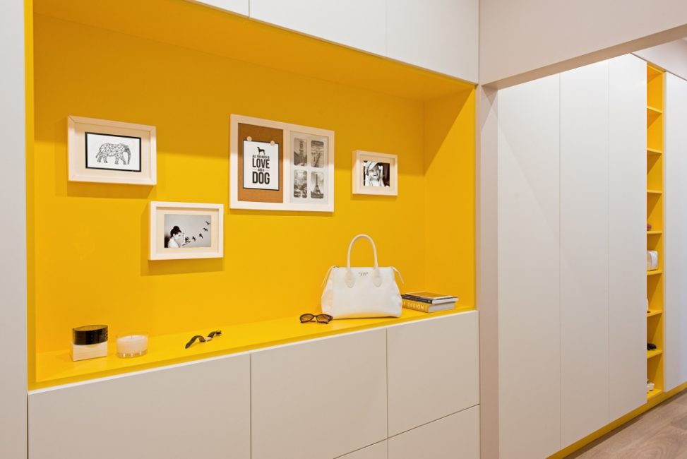 Corredor usando amarelo