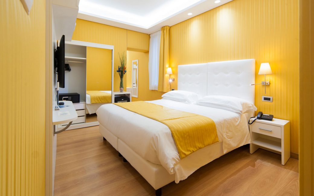 Tons de amarelo nas paredes do quarto tornam-no mais espaçoso, mais aconchegante e mais leve.