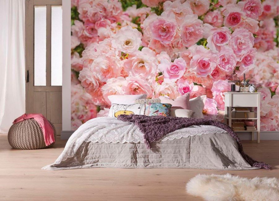 Imagem de flores na cabeceira da cama
