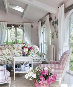 O interior da sala de estar no estilo da Provence - o charme da França em sua casa (mais de 170 fotos)
