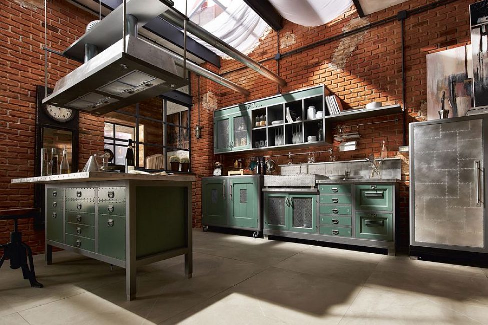 Sala ampla com tecto alto em estilo industrial.