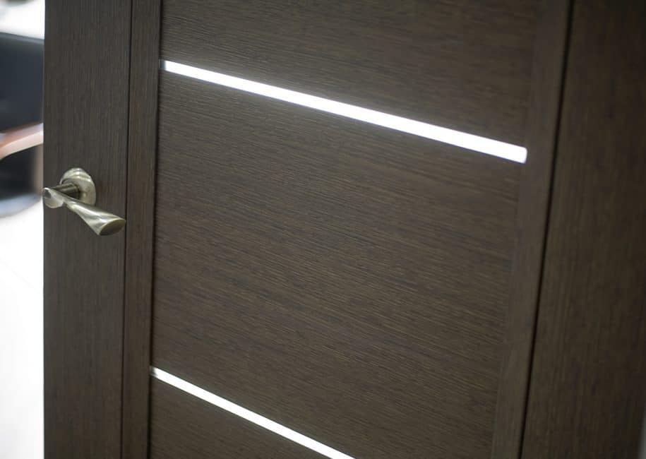 O design da porta parece minimalista