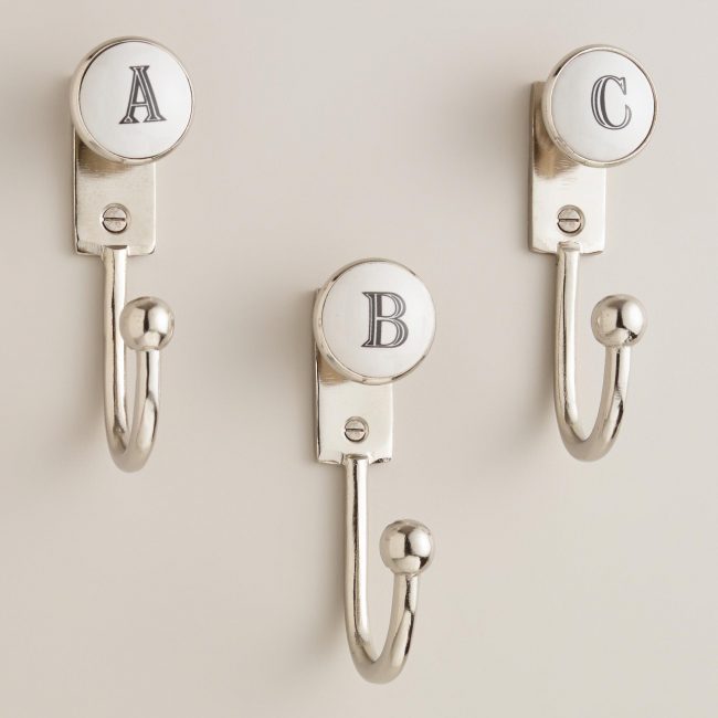 Pequenos ganchos decorados com letras