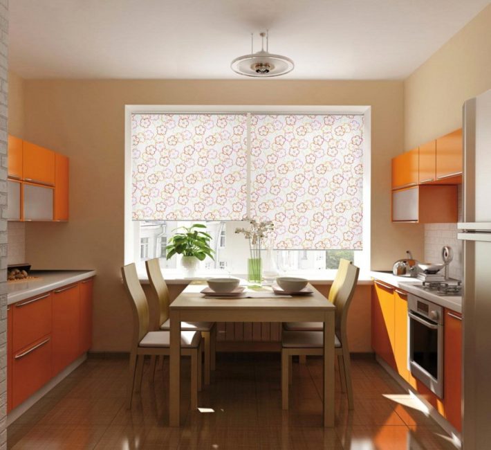 Os tecidos transparentes criam uma atmosfera brilhante e suave na cozinha.