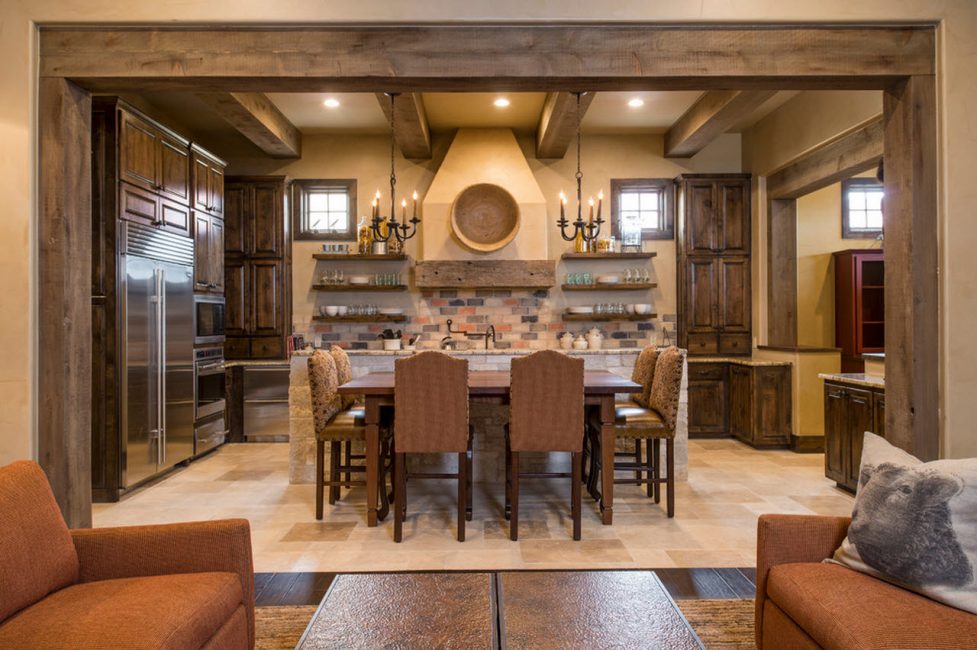 Grande cozinha com mesa de jantar