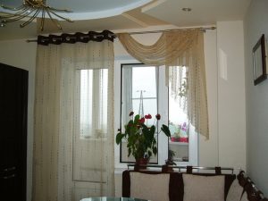 ผ้าม่านที่ประตูระเบียง: ตัวเลือกที่ทันสมัยสำหรับการตกแต่งหน้าต่าง