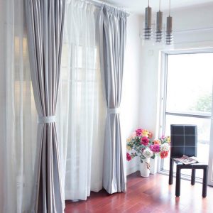 ผ้าม่านที่ประตูระเบียง: ตัวเลือกที่ทันสมัยสำหรับการตกแต่งหน้าต่าง