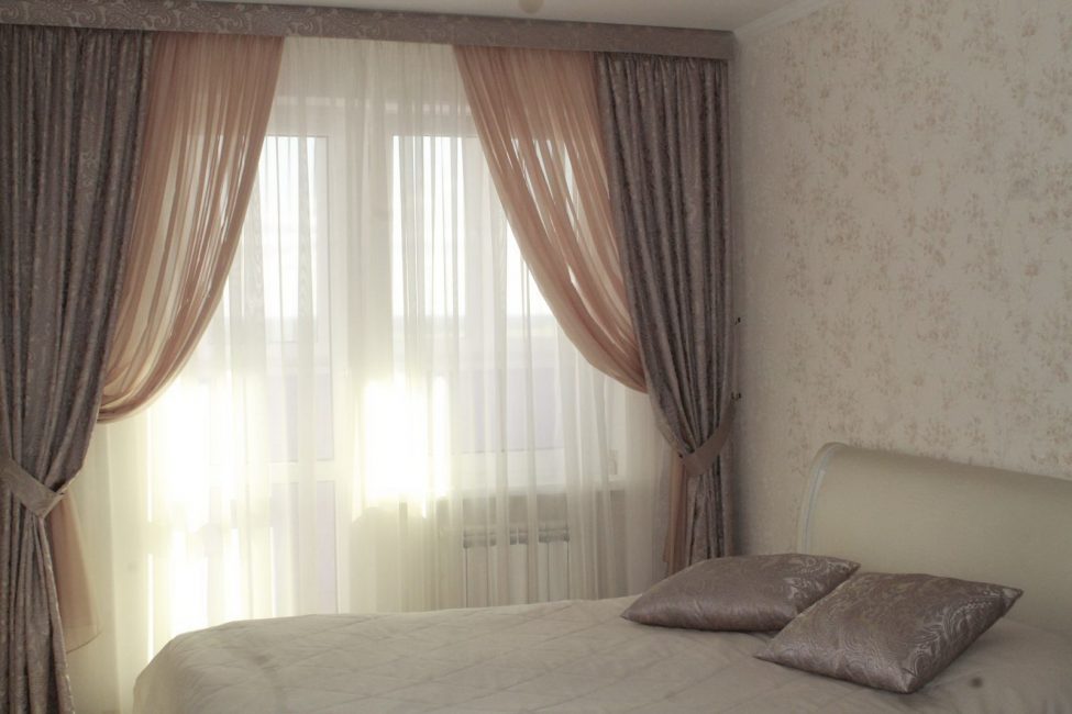 Uma cor ligeiramente mais escura das cortinas se encaixa no interior da luz.