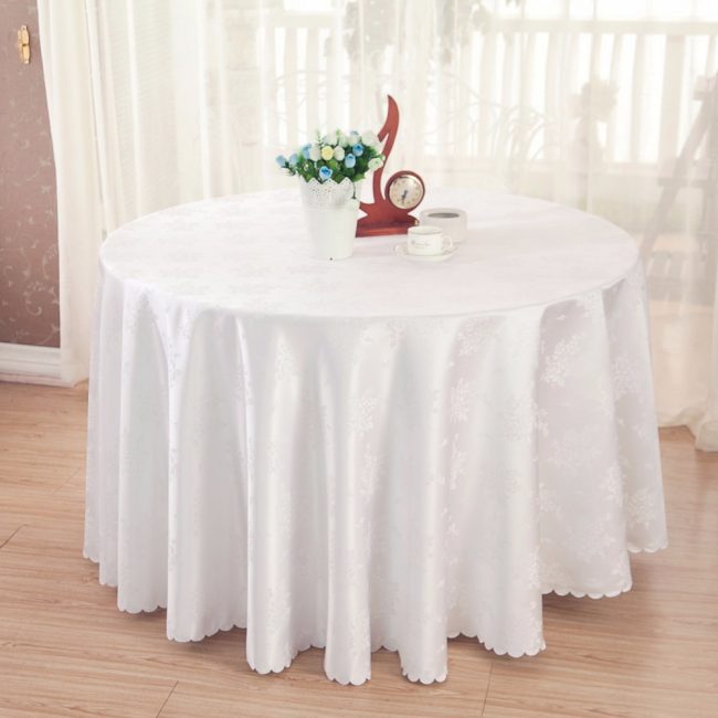 Toalhas de mesa brancas vão decorar qualquer refeição