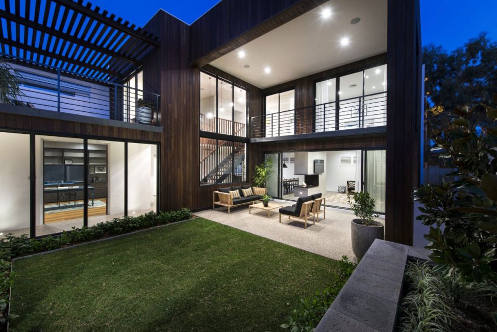 Nas casas deste estilo colocam grandes janelas de uma forma simples.