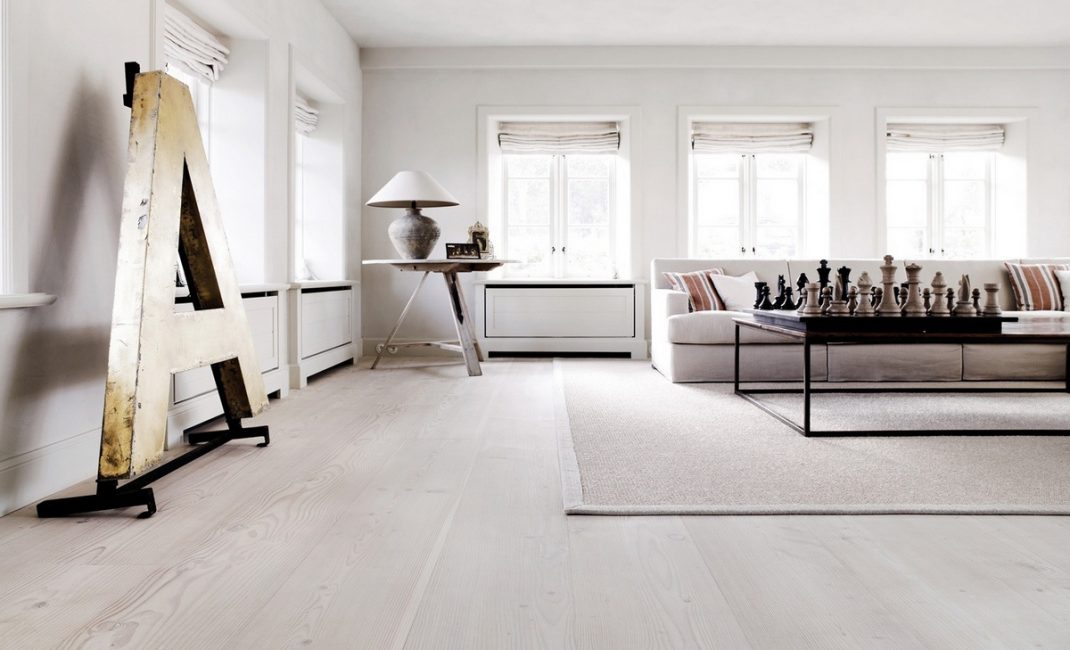Quarto elegante com grandes janelas