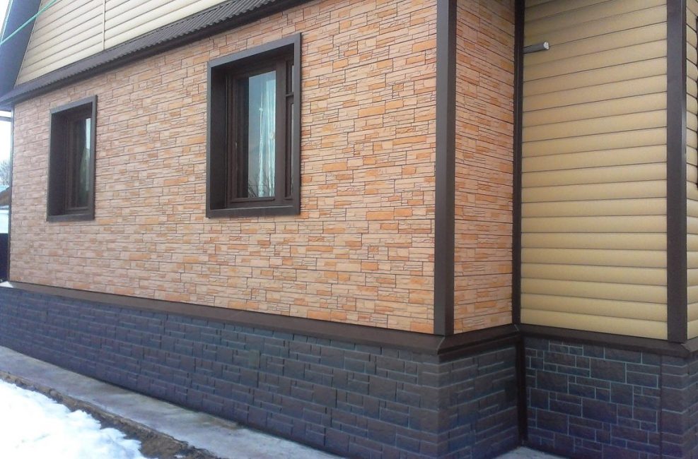 Policloreto de vinila (PVC) é o material mais comum para painéis.