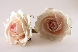 Rosas grandes e pequenas de Foamiran: 150+ (foto) com instruções passo a passo. 7 master classes detalhadas para iniciantes