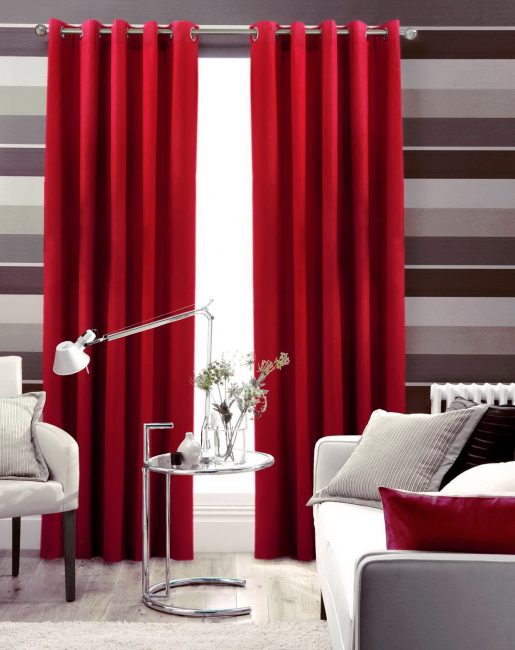 Um conjunto de cortinas no corredor no ilhós - uma opção justificada