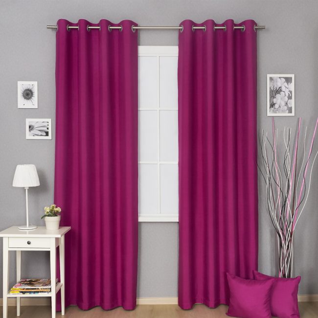 Sala de estar em tons pastel com elementos luminosos
