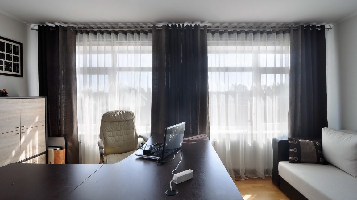 Cortinas duplas, fixas nas janelas com ilhós