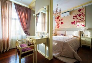 ผ้าม่านสำหรับห้องนอน: (280 + ภาพถ่าย): อุปกรณ์เสริมที่สดใสสำหรับการตกแต่งภายในของคุณในปี 2018