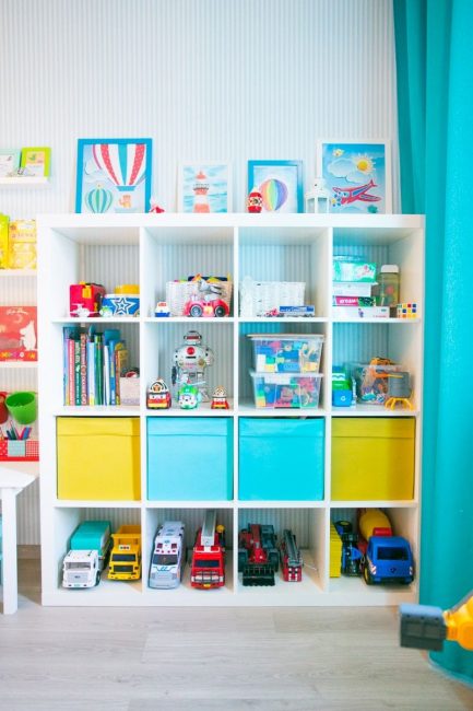A organização do lugar em um viveiro de brinquedos e livros