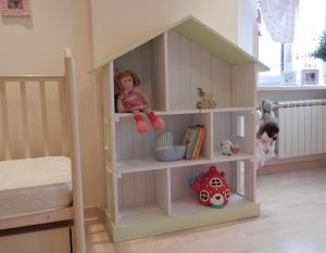Rack para livros e brinquedos no berçário: Uma solução simples e original de sistema de armazenamento do tipo 
