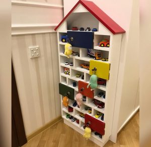 Rack para livros e brinquedos no berçário: Uma solução simples e original de sistema de armazenamento do tipo 