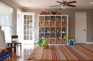 Rack para livros e brinquedos no berçário: Uma solução simples e original de sistema de armazenamento do tipo 