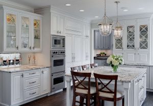 Elegância discreta do estilo americano: Escolhendo um design para um apartamento (sala de estar, quarto, cozinha)