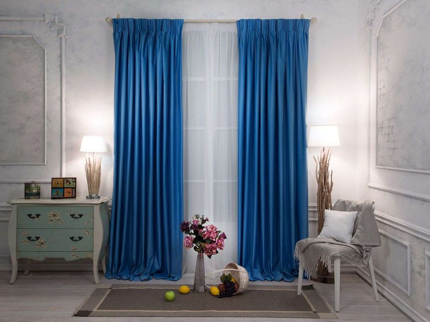 Cortinas azuis de tecidos caros