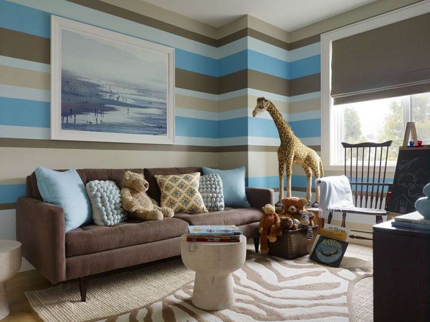 Impressão marrom e azul na sala de estar