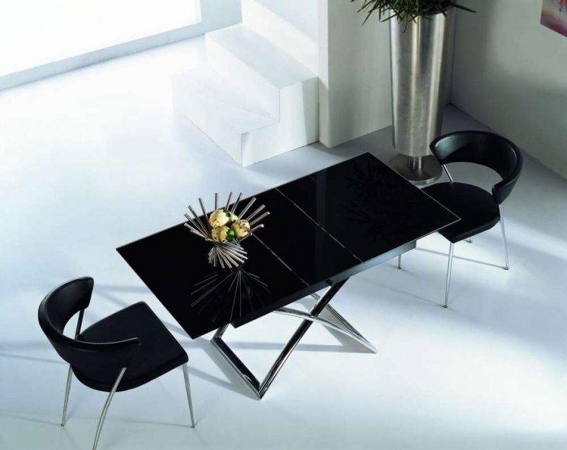 O mecanismo de dobragem depende do design da mesa.