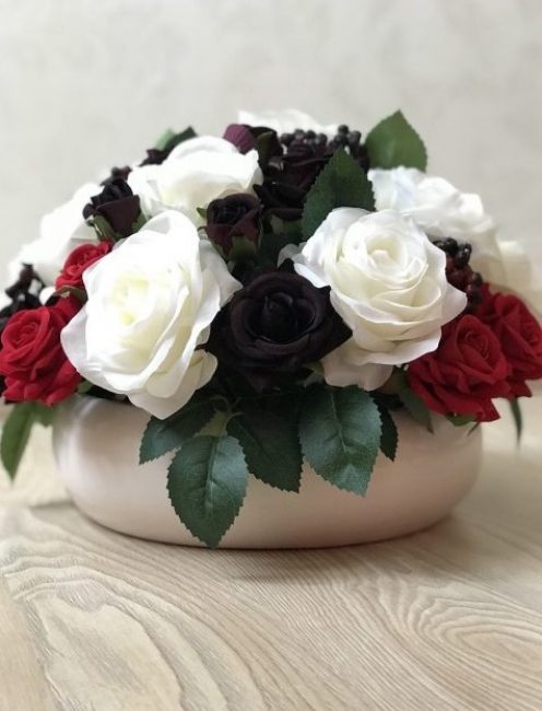 A combinação de vermelho, preto e branco