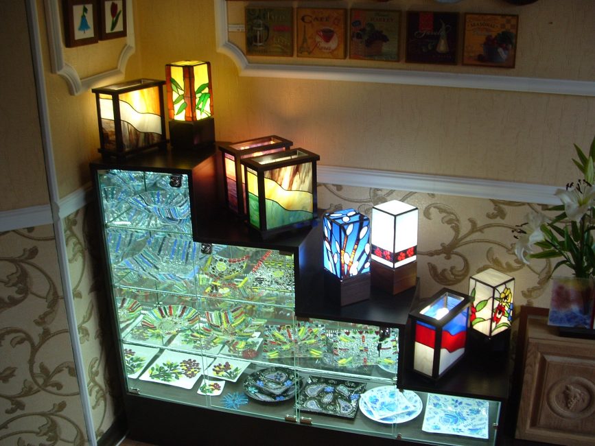 A luz de fundo é feita usando fita LED