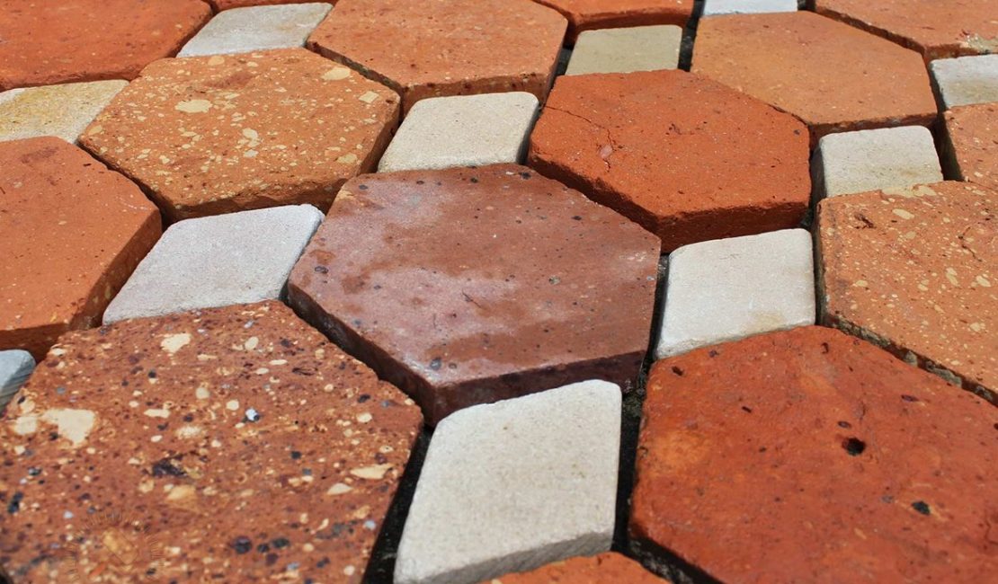 Telhas diferem em forma e textura.