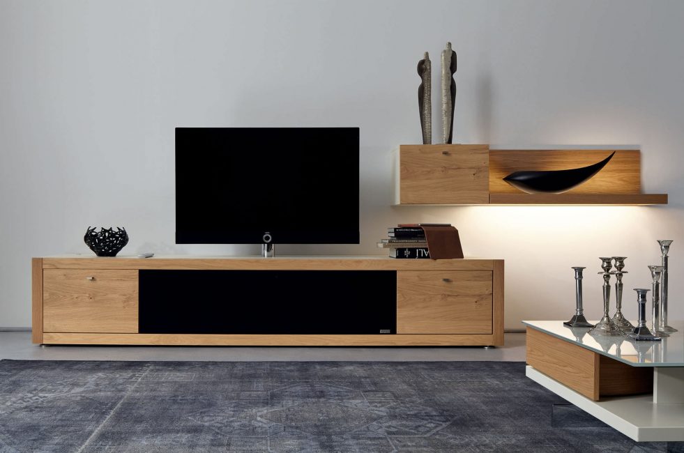 Evite janelas nas laterais da TV.