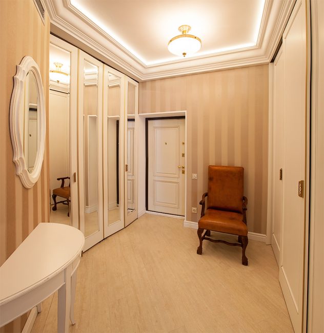 Guarda-roupa embutido aumenta a área da sala
