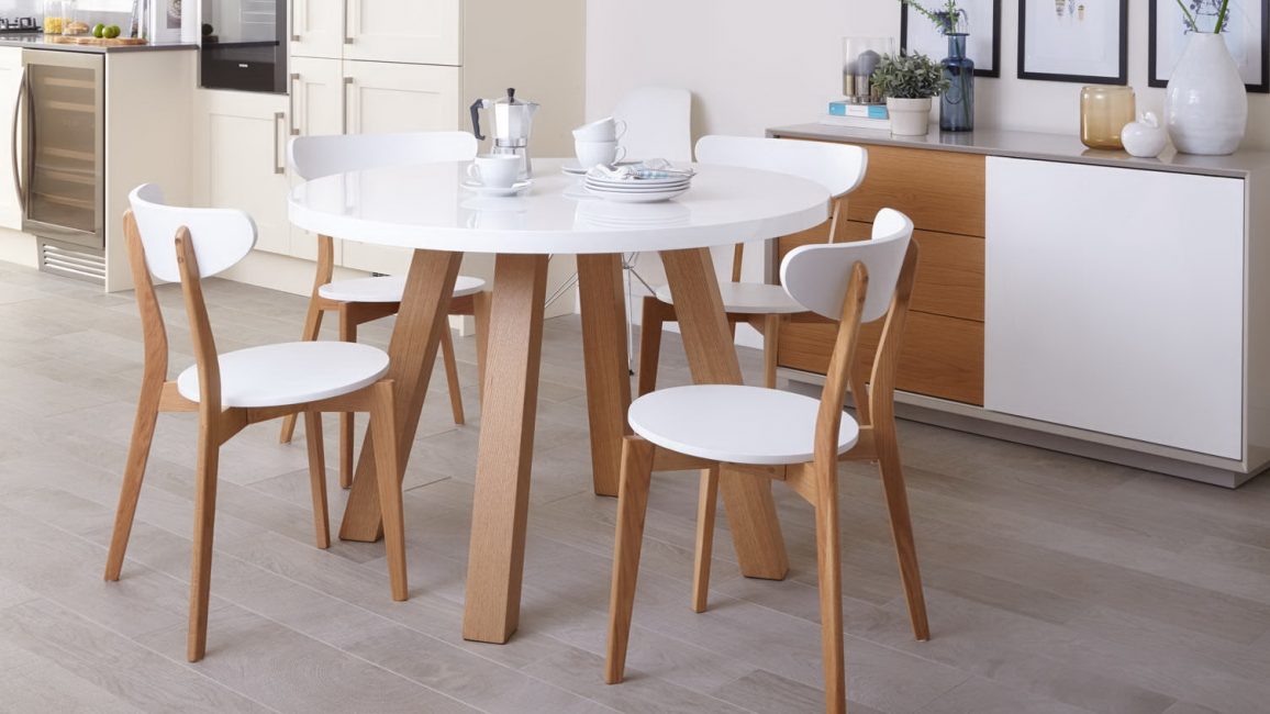 A mesa é adequada para quartos grandes e pequenos.