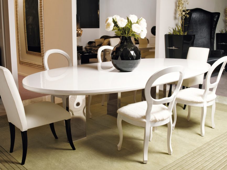 Nos quartos espaçosos, é mais fácil enfatizar as formas elegantes da mesa.