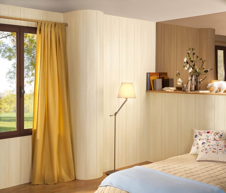 Lindo quarto em cores brilhantes