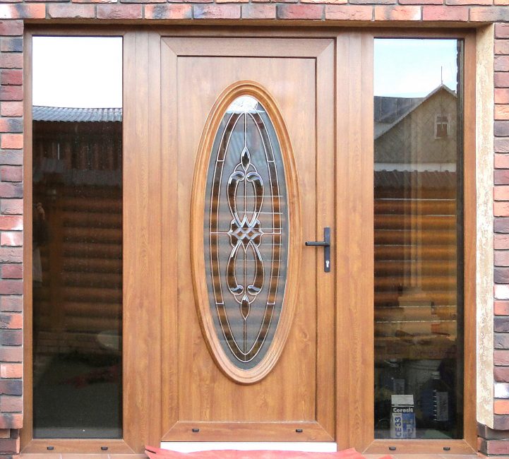 Vidro com um padrão como a decoração da porta